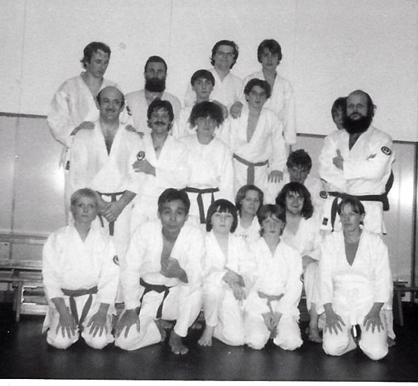 In de Wado-Ryu club in Nalinnes in 1981 in aanwezigheid van Meester Kamigaito, is Benoit de tweede gehurkte van rechts.