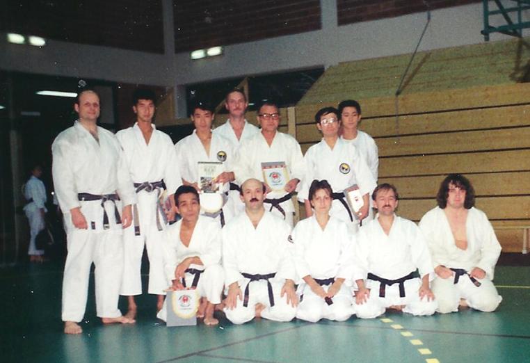 Tijdens een Wado-Ryu Karate training in Luik in aanwezigheid van Meester Kamigaito en Meester Yanagawa met het Japanse team, is Benoit de eerste gehurkte vanaf de rechterkant