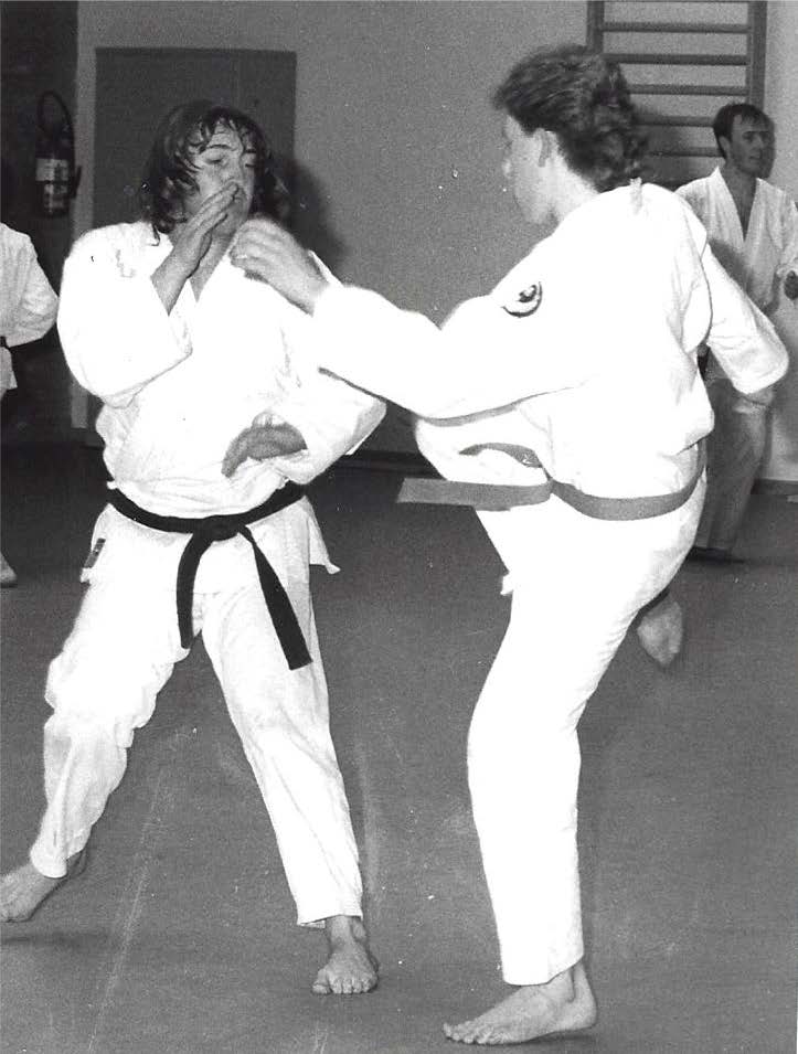 Benoit verdedigt zich tegen een Mawashi Geri aanval van Jocelyn Jacquemin, beiden student aan de Wadokan Karate Wado-Ryu in Nalinnes onder leiding van Claude Tassin