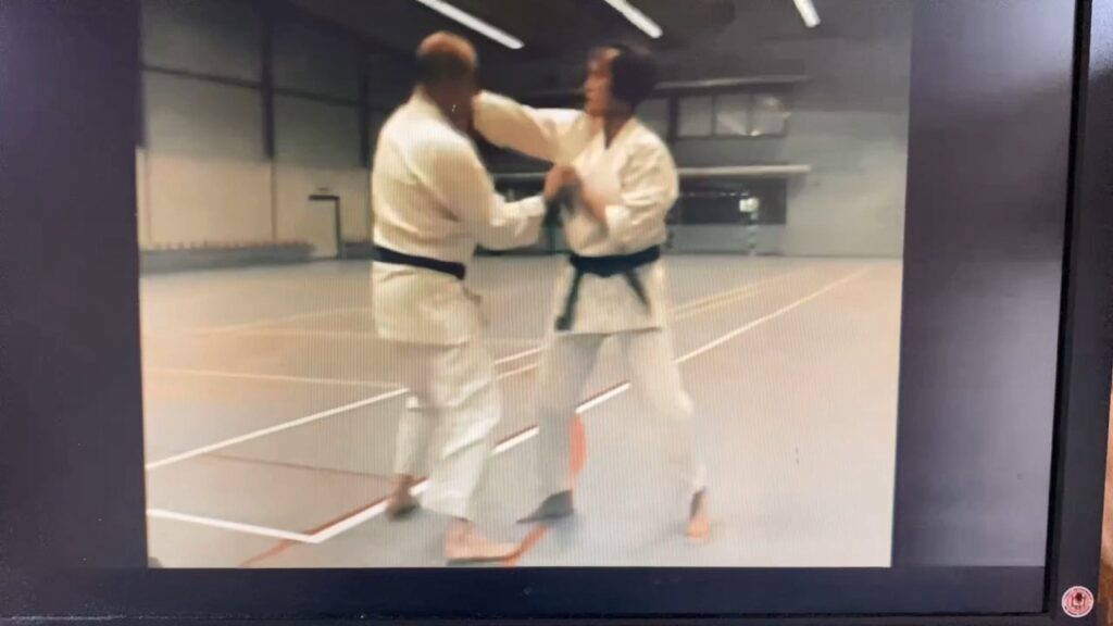 -	Jan Houblon dans son club Silver Swallow Karate School wado-ryu